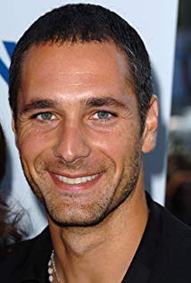 How tall is Raoul Bova?